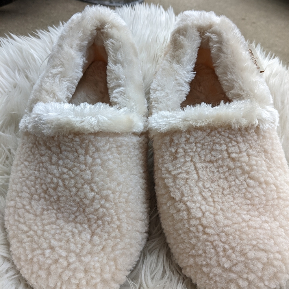 NWOT Minnetonka Cream Color Slippers Size Large 8-9 - Picture 2 of 5